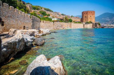 Türkiye 'nin güney kıyısındaki Antalya ilinin Alanya ilçesindeki Alanya Şatosu' nun Kızıl Kulesi. Yüksek kalite fotoğraf