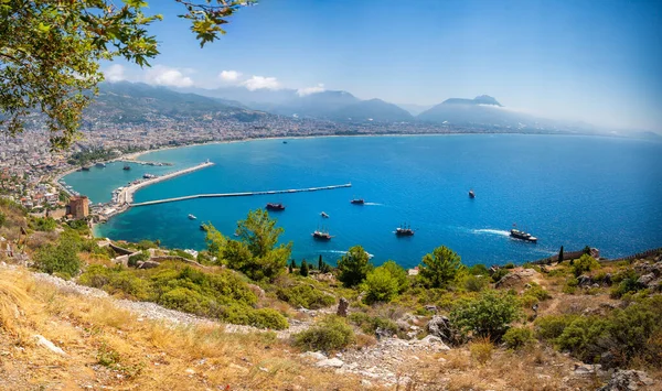 Türkiye 'nin güzel bir yaz gününde Alanya limanının panoramik manzarası. Yüksek kalite fotoğraf