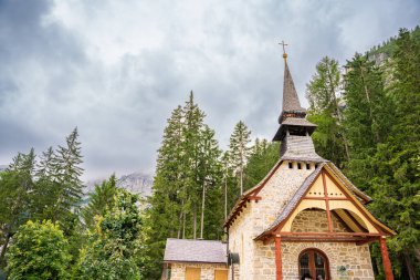 Güney Tyrol, İtalya 'daki Lago di Braies' deki küçük Saint Veit Kilisesi. Yüksek kalite fotoğraf