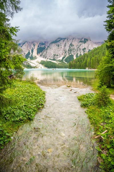 Lago Braies Rodeado Bosques Pinos Las Cordilleras Rocosas Los Dolomitas —  Fotos de Stock