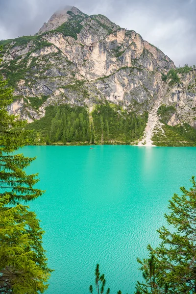 Lago Braies Cercado Por Florestas Pinheiros Cordilheiras Rochosas Das Dolomitas — Fotografia de Stock