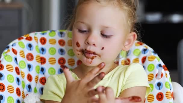 Petite Fille Aux Cheveux Blonds Mangeant Chocolat Fait Maison Avec — Video