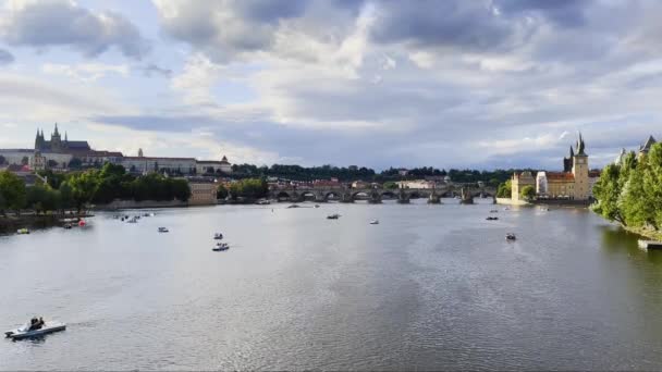Barcos Catamaranes Río Moldava Sección Que Fluye Sobre Puente Carlos — Vídeo de stock