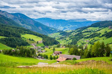 İtalya 'daki Puez Odle doğa parkında manzara, güzel gökyüzü ve dağlar. Yüksek kalite fotoğraf