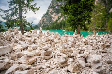 Alp Gölü yakınlarındaki küçük taş piramitler Braies veya Pragser Wildsee, Dolomite Alpleri, İtalya. Yüksek kalite fotoğraf