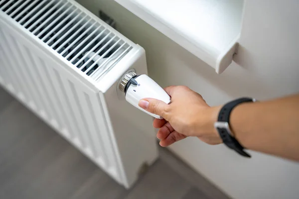 Kvinnlig Hand Vrider Batteriets Värmeknapp Uppvärmning Lägenhet Hemma Uppvärmningspriser Högkvalitativt — Stockfoto