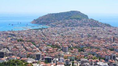 Güneşli bir günde tepeden Alanya 'nın panorama manzarası. Yüksek kalite 4k görüntü