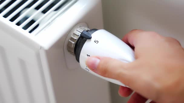 Una Mano Mujer Gira Perilla Calefacción Batería Calefacción Apartamento Casa — Vídeo de stock