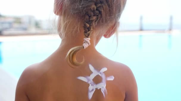 Little Girl Back Sunscreen Her Body Sun Shape Background Hotel — Stock Video