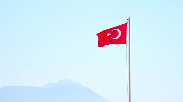 土耳其国旗飘扬在蓝天的背景上 高质量的4K镜头 — 图库视频影像