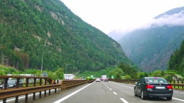 Alpler, Avusturya - 3 Ağustos 2023: Yağmurlu bir günde Avusturya dağlarında otoyol trafiği. Yüksek kalite 4k görüntü