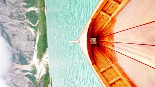 Traditionele Houten Roeiboot Het Schilderachtige Lago Braies Dolomieten Zuid Tirol — Stockvideo
