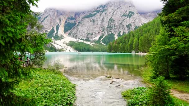 Lago Braies Rodeado Bosques Pinos Las Cordilleras Rocosas Los Dolomitas — Vídeos de Stock
