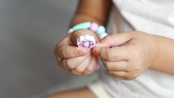 Menina Fazendo Contas Madeira Pulseira Casa Sala Estar Criatividade Infantil — Vídeo de Stock