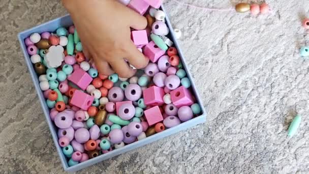 Zabawka Dla Dzieci Kolorowe Drewniane Kulki Lina Kolorowe Drewniane Koraliki — Wideo stockowe