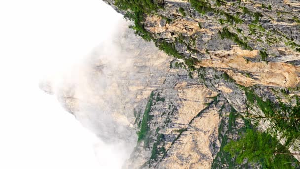 Nejvyšší Vrchol Hory Jezera Braies Dolomitech Zamračeném Dni Itálie Vysoce — Stock video