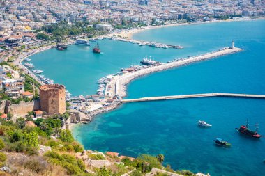 Türkiye 'nin güzel bir yaz gününde Alanya limanının panoramik manzarası. Yüksek kalite fotoğraf