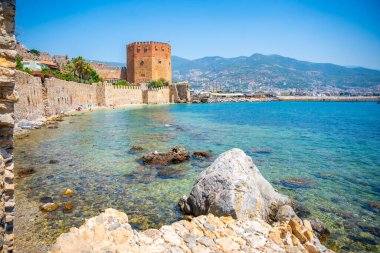Türkiye 'nin güney kıyısındaki Antalya ilinin Alanya ilçesindeki Alanya Şatosu' nun Kızıl Kulesi. Yüksek kalite fotoğraf