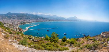 Türkiye 'nin güzel bir yaz gününde Alanya limanının panoramik manzarası. Yüksek kalite fotoğraf