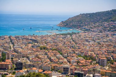 Alanya, Türkiye - 18 Temmuz 2023: Güneşli bir günde Alanya kentinin panorama manzarası. Yüksek kalite fotoğraf