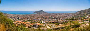 Alanya, Türkiye - 18 Temmuz 2023: Güneşli bir günde Alanya kentinin panorama manzarası. Yüksek kalite fotoğraf