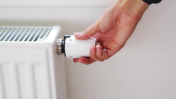 Una Mano Mujer Gira Perilla Calefacción Batería Calefacción Apartamento Casa — Vídeos de Stock