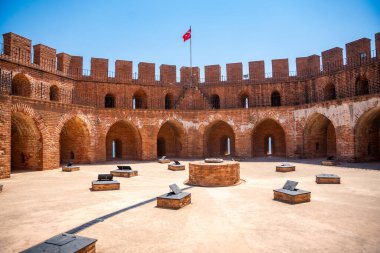 Antalya 'daki Alanya Kızıl Kulesi' nin parlak mavi gökyüzü arka planında orenge tuğlaları var. Yüksek kalite fotoğraf