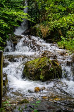 İtalya 'nın San Pietro kasabasındaki güzel panoramik şelale manzarası. Yüksek kalite fotoğraf