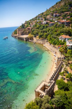 Türkiye 'nin Alanya kentindeki Kizil Kule kulesi yakınlarındaki antik tersane veya Tersane ve güzel plaj ve sakin turkuaz deniz yüzeyi. Yüksek kalite fotoğraf