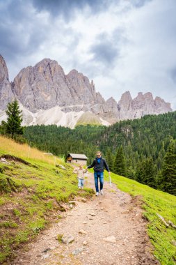 Turistler yaz günü Alp ormanlarında yürürler. Yürüyüşçüler güzel orman manzaralarıyla geziyorlar, Dolomitler, İtalya. Yüksek kalite fotoğraf