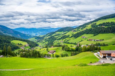 İtalya 'daki Puez Odle doğa parkında manzara, güzel gökyüzü ve dağlar. Yüksek kalite fotoğraf