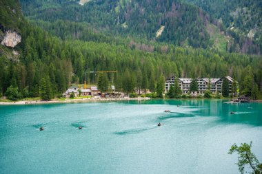 Braies Gölü ve tarihi otel Pragser Wildsee Güney Tyrol, İtalya 'daki Prag Dolomitleri' nde. Yüksek kalite fotoğraf