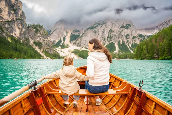 Woman Her Daughter Sitting Big Brown Boat Lago Braies Lake — Stock Photo, Image