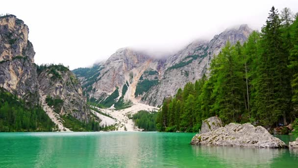 Braies Lago Circondato Pinete Catene Rocciose Delle Dolomiti Giornata Nuvolosa — Video Stock