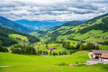 İtalya 'daki Puez Odle doğa parkında manzara, güzel gökyüzü ve dağlar. Yüksek kalite fotoğraf