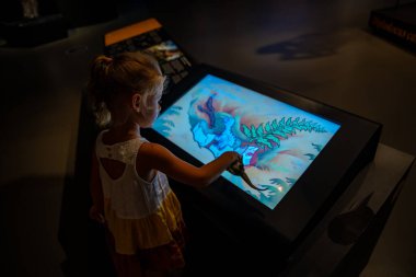 Prag, Çek Cumhuriyeti - 23 Ağustos 2023: Prag 'daki Dinozor Müzesi' nde eğitici bilgilerle etkileşimli ekran. Yüksek kalite fotoğraf