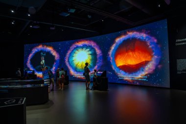 Prag, Çek Cumhuriyeti - 23 Ağustos 2023: Prag 'daki Dinozor Müzesi' nde eğitici bilgilerle etkileşimli ekran. Yüksek kalite fotoğraf