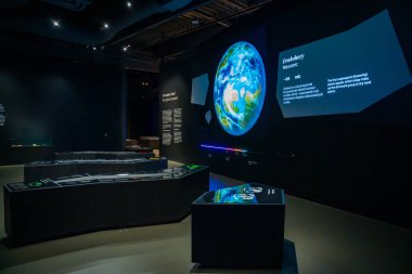 Prag, Çek Cumhuriyeti - 23 Ağustos 2023: Prag 'daki Dinozor Müzesi' nde eğitici bilgilerle etkileşimli ekran. Yüksek kalite fotoğraf