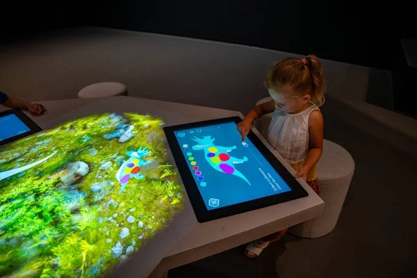 Prag, Çek Cumhuriyeti - 23 Ağustos 2023: Prag 'daki Dinozor Müzesi' nde eğitici bilgilerle etkileşimli ekran. Yüksek kalite fotoğraf