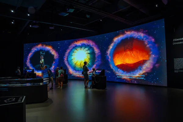 Prag, Çek Cumhuriyeti - 23 Ağustos 2023: Prag 'daki Dinozor Müzesi' nde eğitici bilgilerle etkileşimli ekran. Yüksek kalite fotoğraf