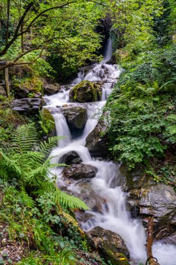 İtalya 'nın San Pietro kasabasındaki güzel panoramik şelale manzarası. Yüksek kalite fotoğraf