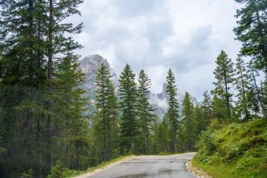 Dolomitler yağmurlu havada Alp Yolu, Güney Tyrol, İtalya. Yüksek kalite fotoğraf