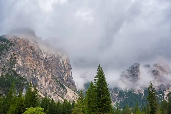 意大利南蒂罗尔的多洛美斯高山雨天景观 高质量的照片 — 图库照片