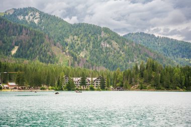 Braies Gölü ve tarihi otel Pragser Wildsee Güney Tyrol, İtalya 'daki Prag Dolomitleri' nde. Yüksek kalite fotoğraf