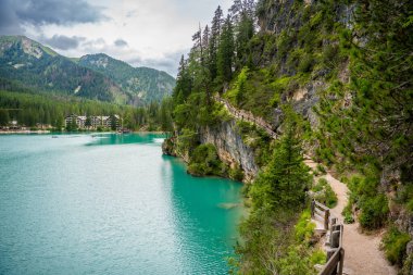 Braies Gölü 'nde ya da İtalya' nın güneyindeki Dolomitler 'de Pragser Wildsee' de yürüyüş yolu. Yüksek kalite fotoğraf