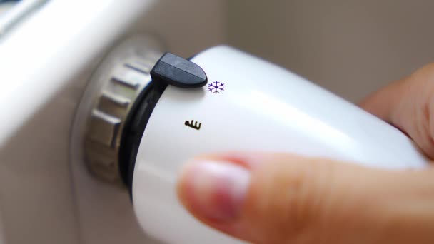 一个女人的手转动电热旋钮 在公寓里取暖 在家里 加热的价格 高质量的4K镜头 — 图库视频影像