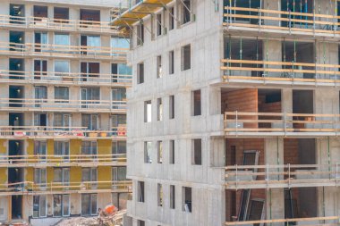 Prag, Çek Cumhuriyeti - 1 Ağustos 2023: Çek Cumhuriyeti 'nin Zizkov ilçesinde inşaat makinelerinin bulunduğu büyük bir alan. Yüksek kalite fotoğraf