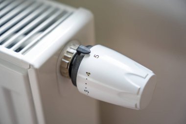 Batarya ısıtma düğmesi. Evde, bir dairede ısıtma. Isıtma fiyatları. Yüksek kalite fotoğraf