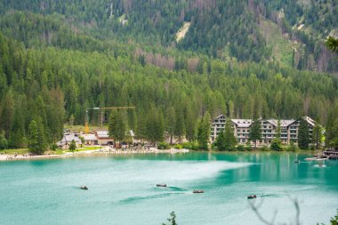 Braies Gölü ve tarihi otel Pragser Wildsee Güney Tyrol, İtalya 'daki Prag Dolomitleri' nde. Yüksek kalite fotoğraf