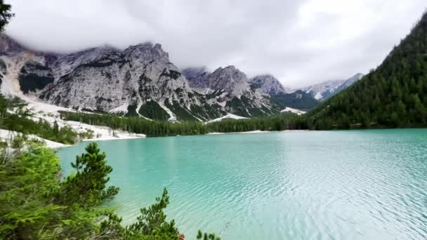 Incredibile Paesaggio Alpino Con Cielo Nuvoloso Lago Braies Nelle Dolomiti — Video Stock